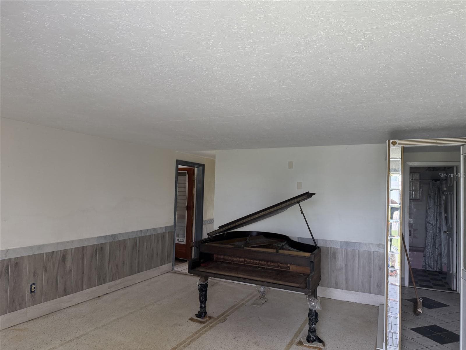 Living Room - 13233 SUSAN DR, HUDSON
