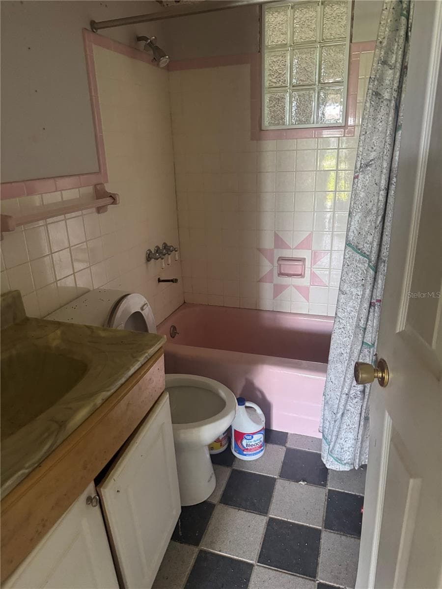Full Bath - 13233 SUSAN DR, HUDSON