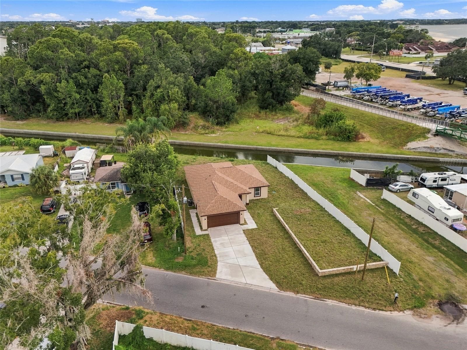 Single Family Residence at 1097 CAREFREE COVE DR, WINTER HAVEN, photo 4 of 50