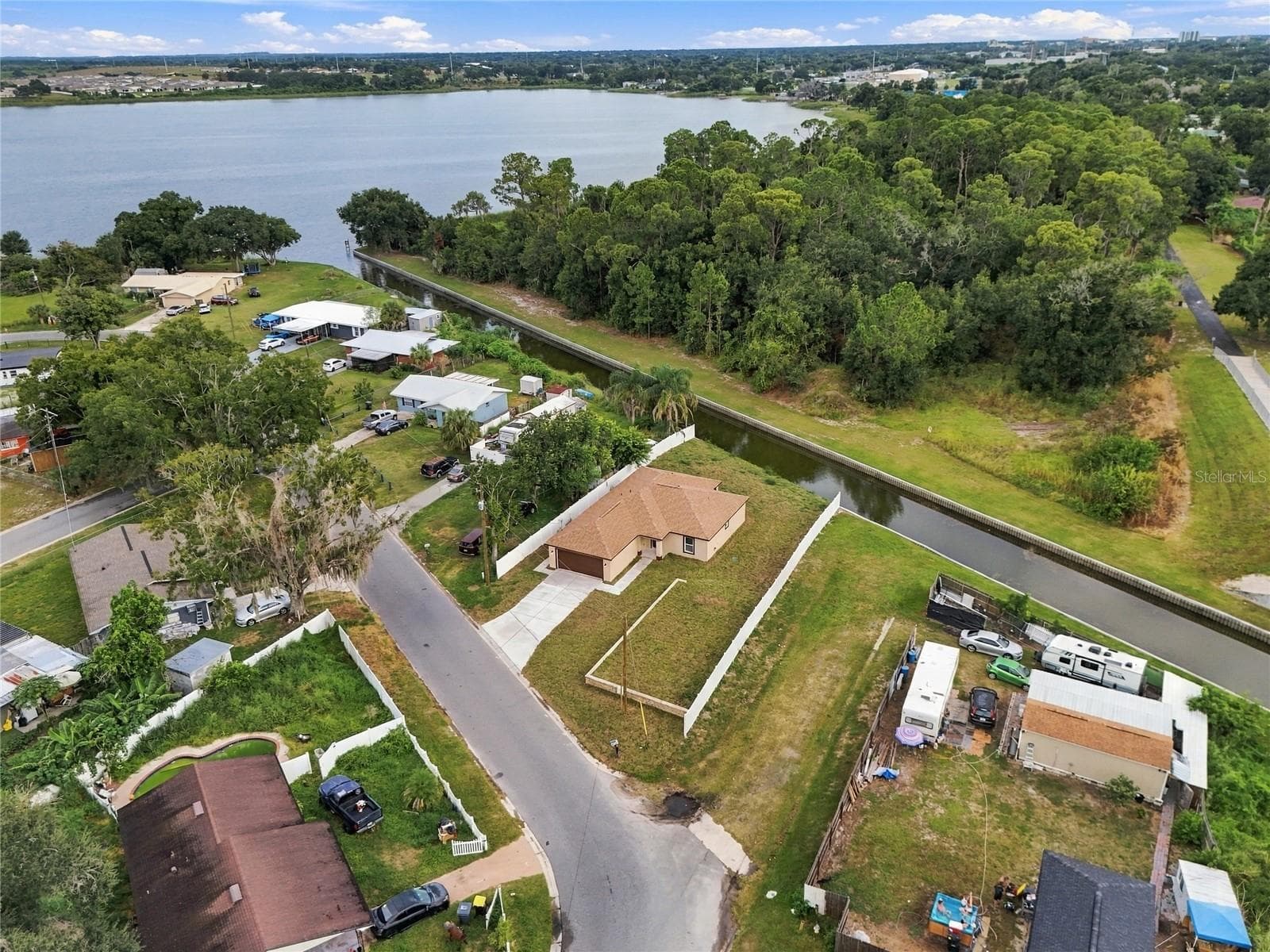 Single Family Residence at 1097 CAREFREE COVE DR, WINTER HAVEN, photo 5 of 50