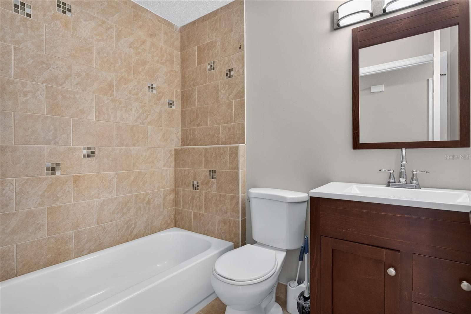 Guest Bath - 39 FISCHER LN, PALM COAST