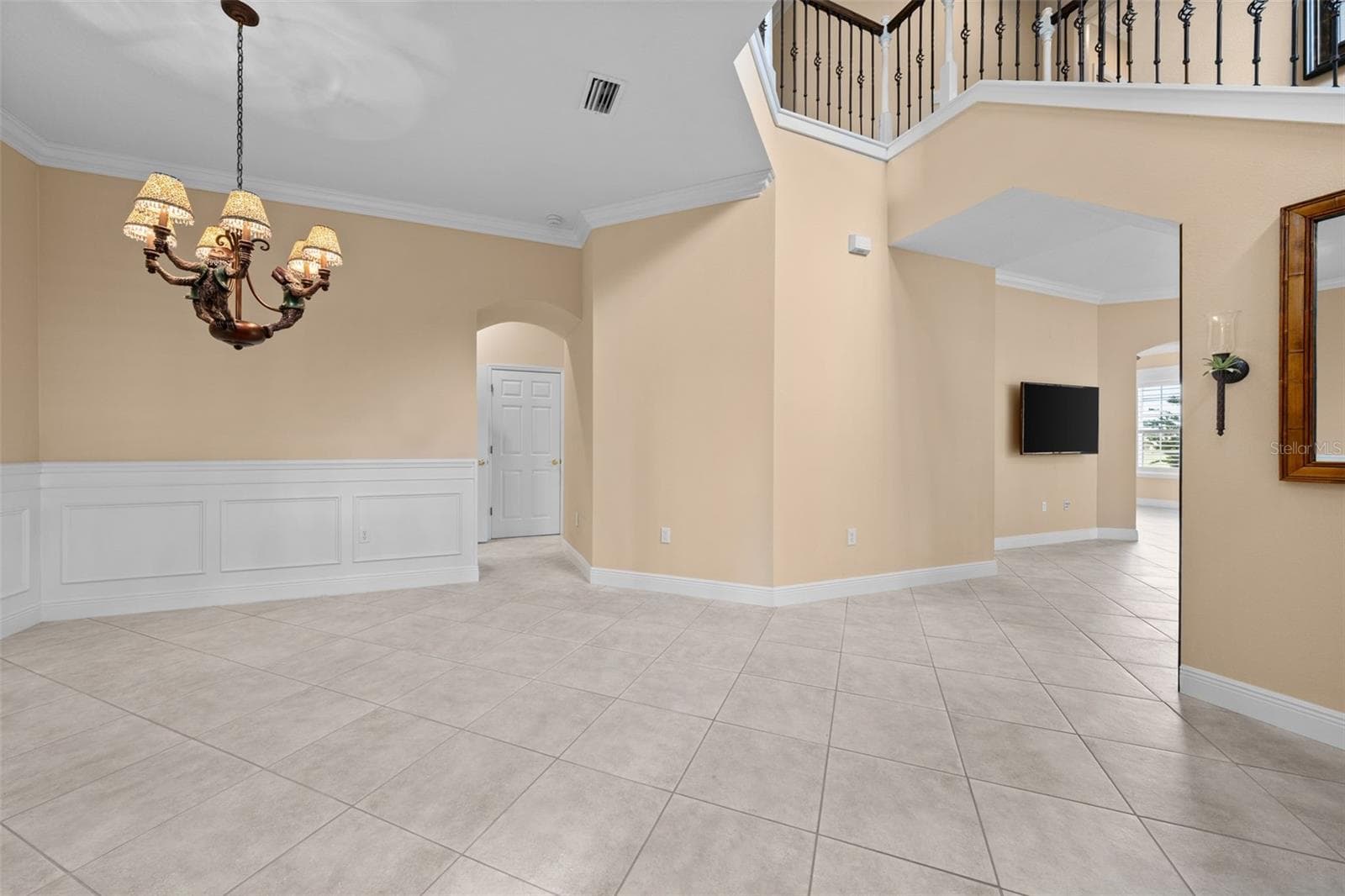 An open, airy layout offers plenty of room to gather and welcome guests. - 8432 MIRAMAR WAY, LAKEWOOD RANCH