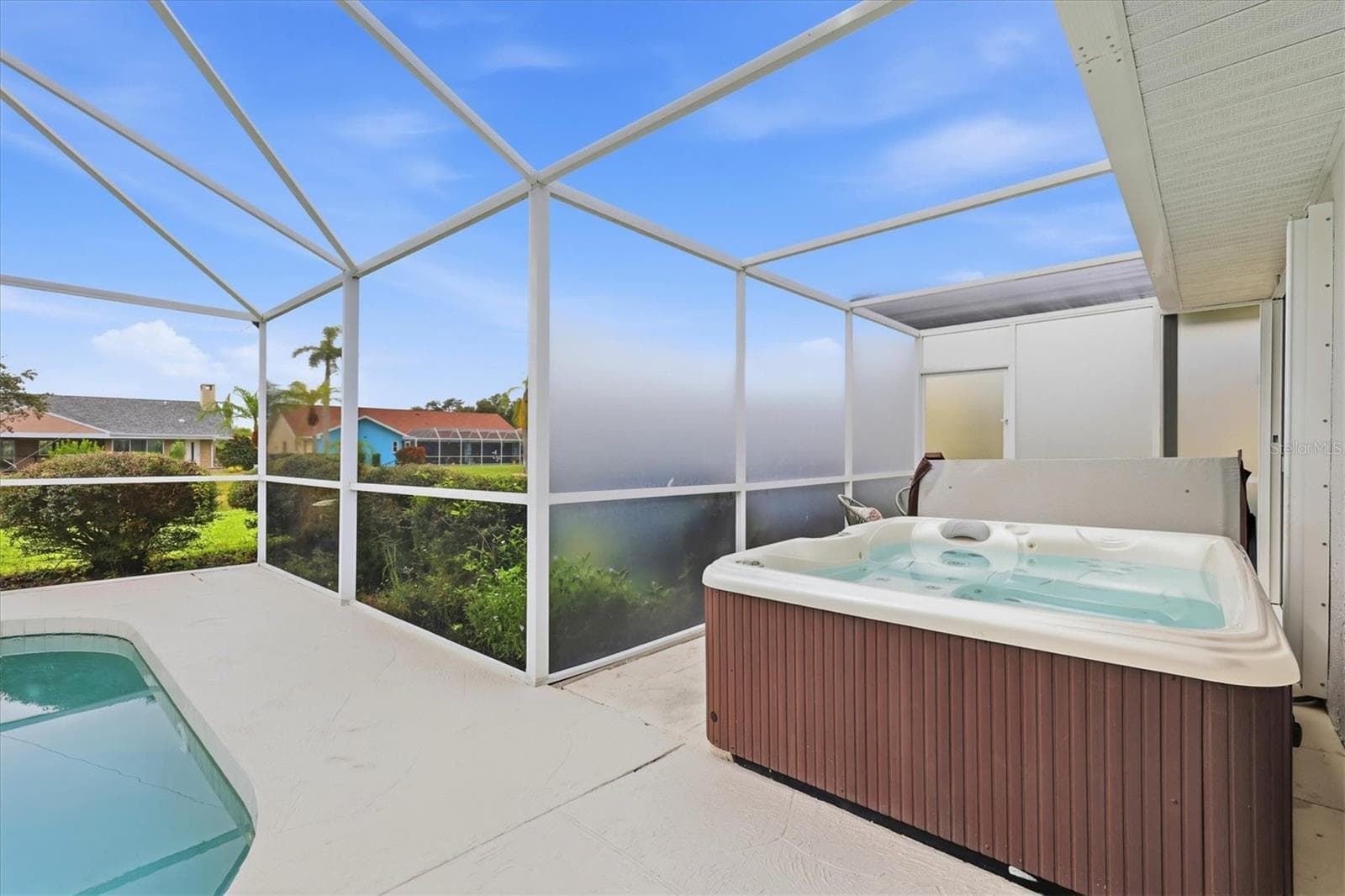 Hot Tub w/Privacy Screen - 1010 MALIBU CT, VENICE