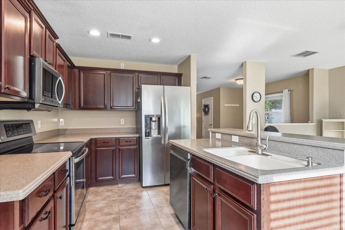 kitchen - Corian counters with integrated sink - 2816 CLIFFE CT, OVIEDO