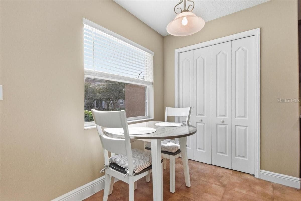 eating space in kitchen - 2816 CLIFFE CT, OVIEDO