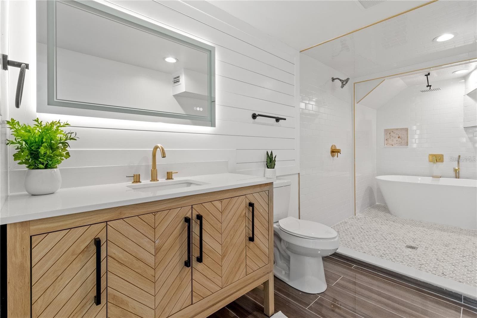 Second primary bathroom, bottom floor - 10908 LAND O LAKES BLVD, LAND O LAKES