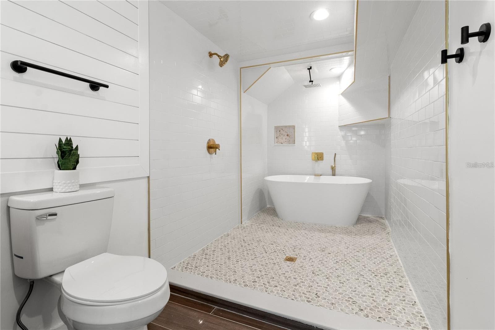 Second primary bathroom, bottom floor - 10908 LAND O LAKES BLVD, LAND O LAKES