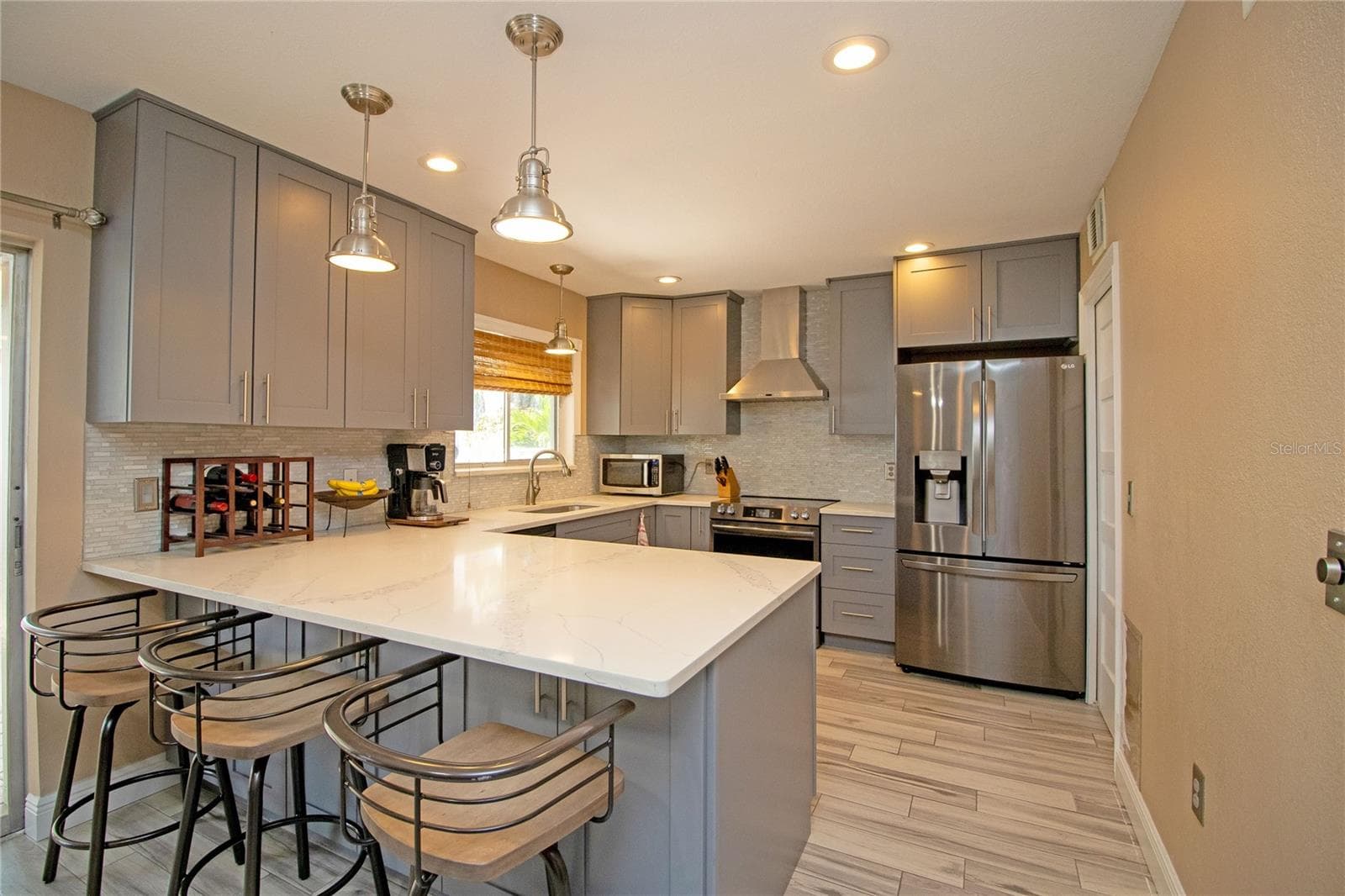 Gorgeous quartz counters. - 1640 CAPE HOPE AVE NE #2, ST PETERSBURG