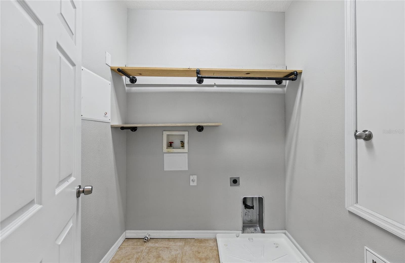 laundry area ready for your washer and dryer. - 1146 VENETIAN HARBOR DR NE, ST PETERSBURG
