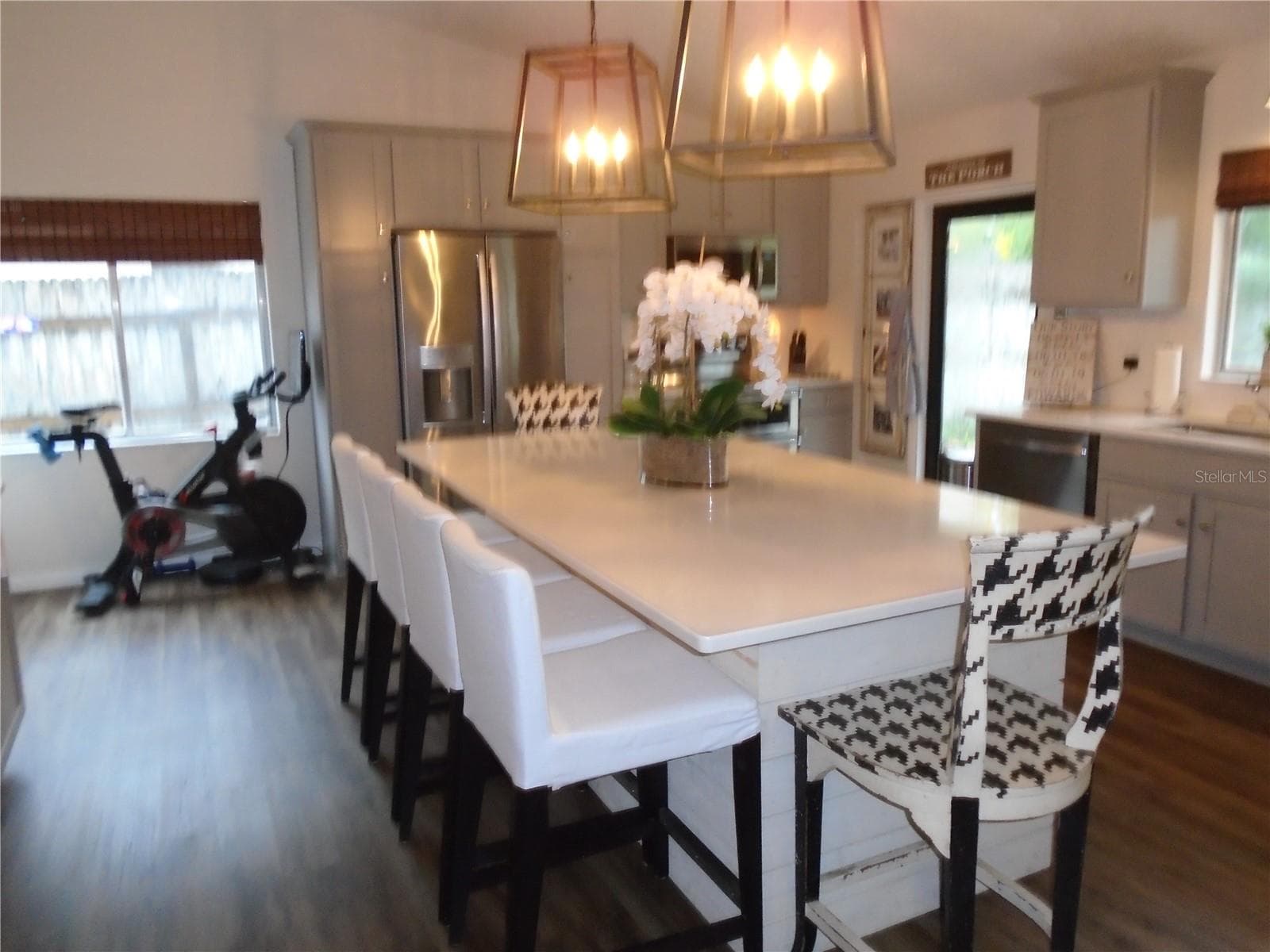 BAR IN KITCHEN - BELLE ISLE