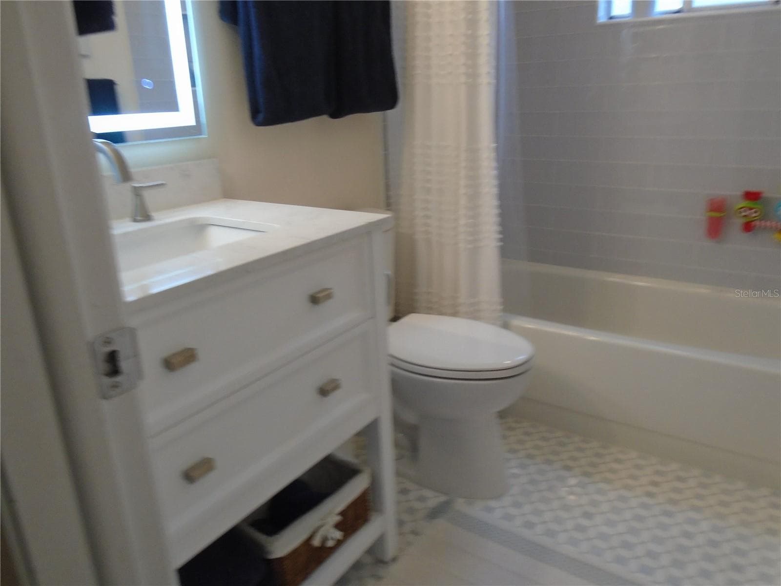 GUEST BATH - BELLE ISLE