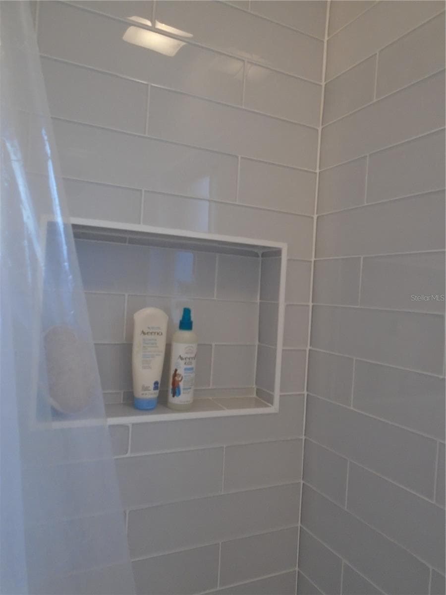 GUEST BATH - SURROUND TILE - BELLE ISLE