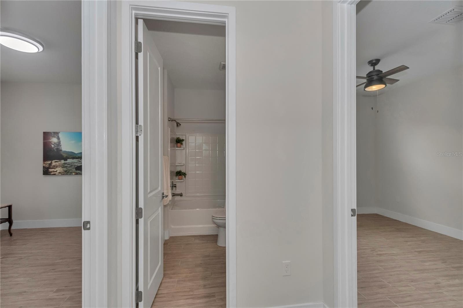 Full bath located between bedroom 2 & bedroom 3 - 4358 NW 57TH AVE, OCALA