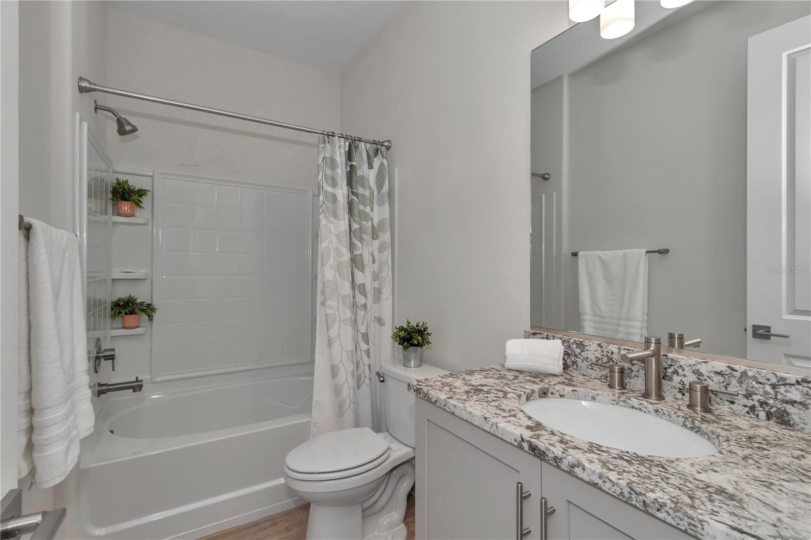 Full bath located between bedroom 2 & bedroom 3 - 4358 NW 57TH AVE, OCALA