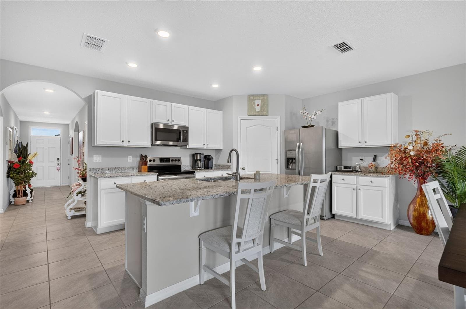 Spacious kitchen featuring a large center island. - 4367 LOOKING GLASS PL, SANFORD