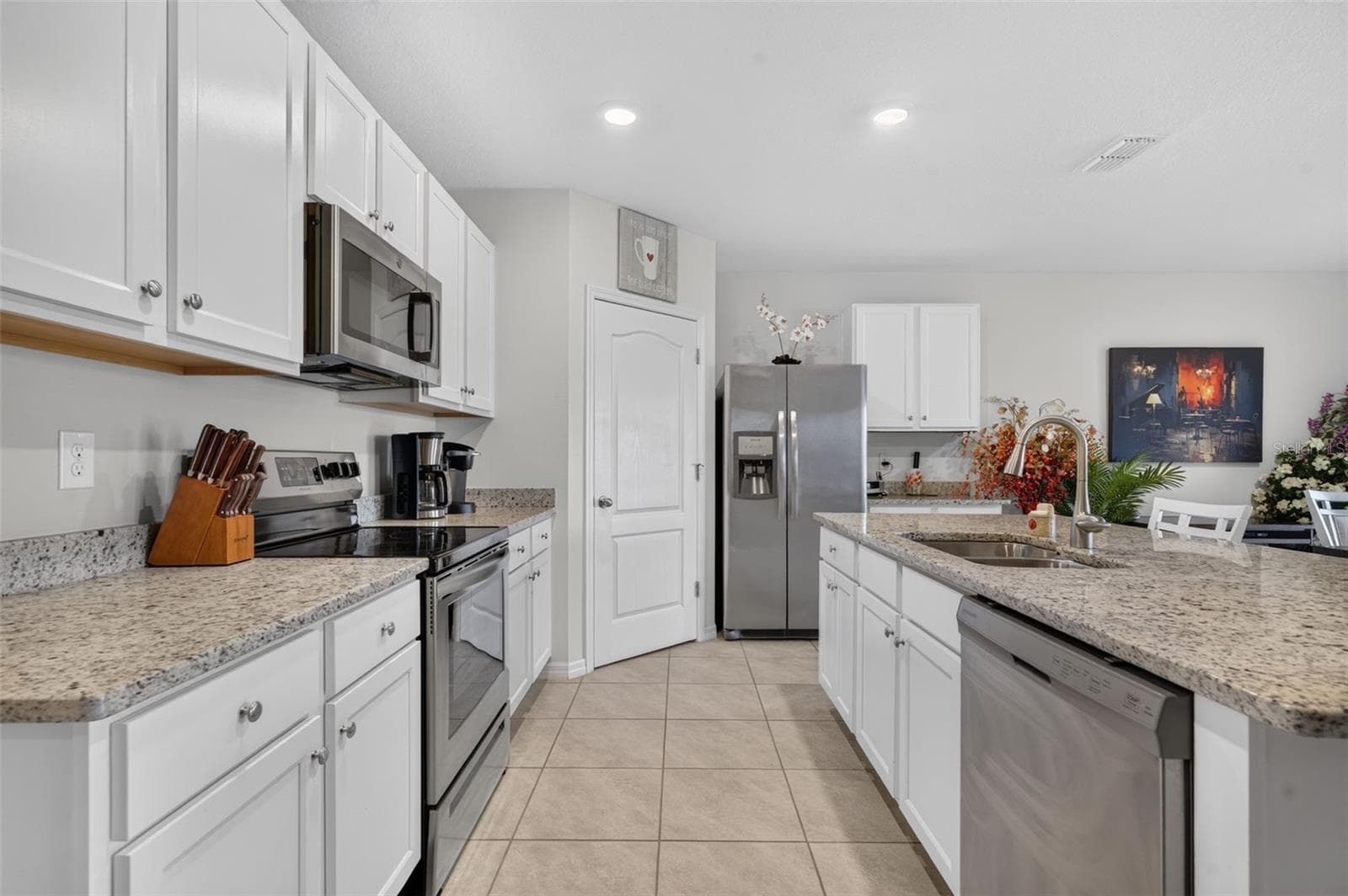 Kitchen w/ Granite Counters - 4367 LOOKING GLASS PL, SANFORD