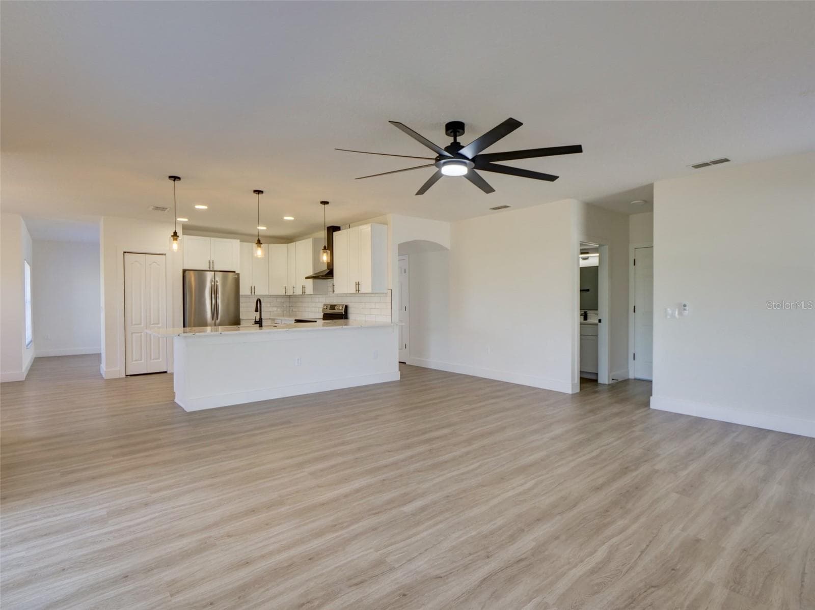 FAMILY ROOM/KITCHEN COMBO - 307 BIG BLACK LN, POINCIANA