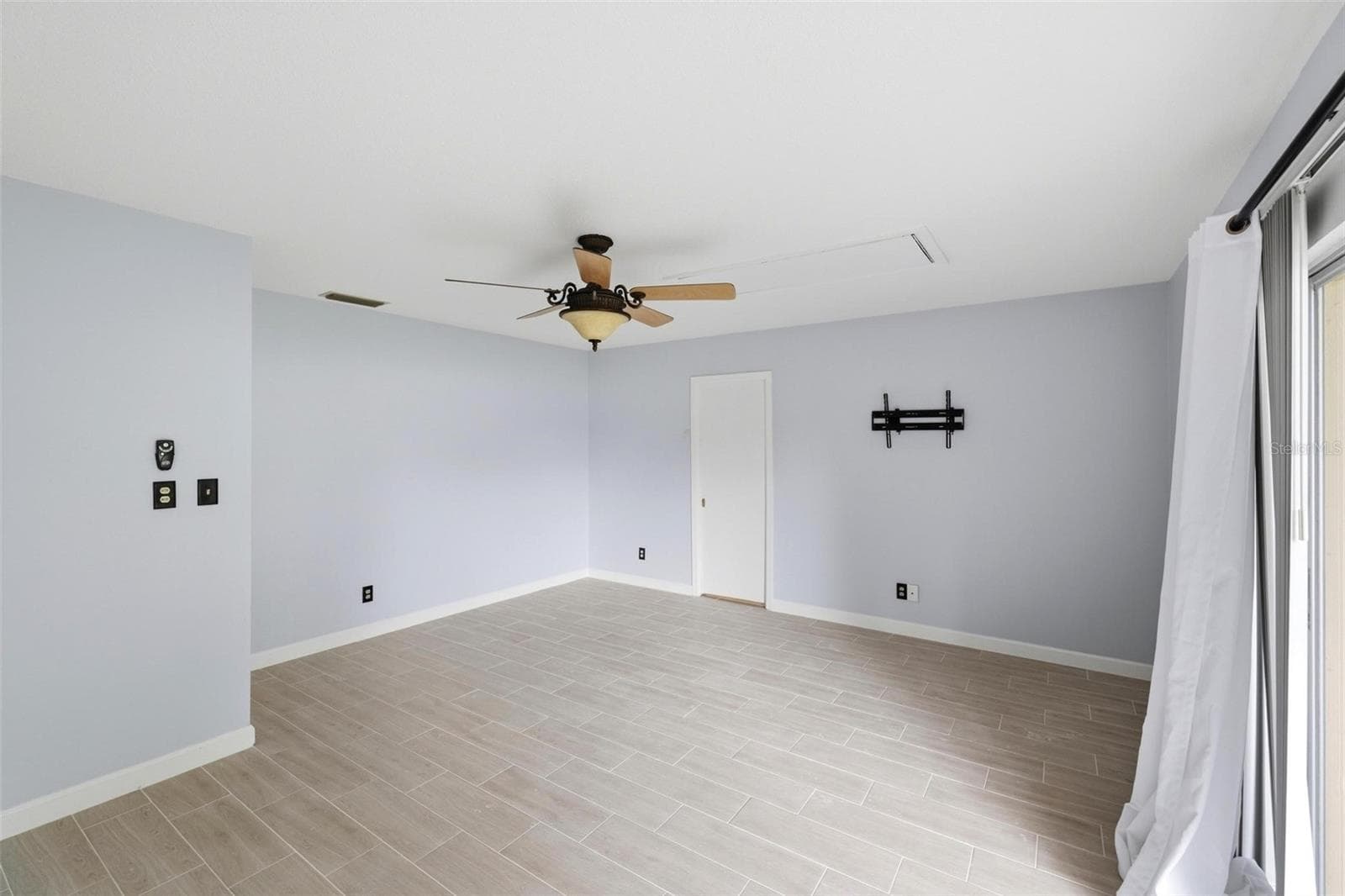 Lots of floorspace in this primary bedroom with ensuite bathroom and closet - 4 ANTIGUA CIR #6, ENGLEWOOD