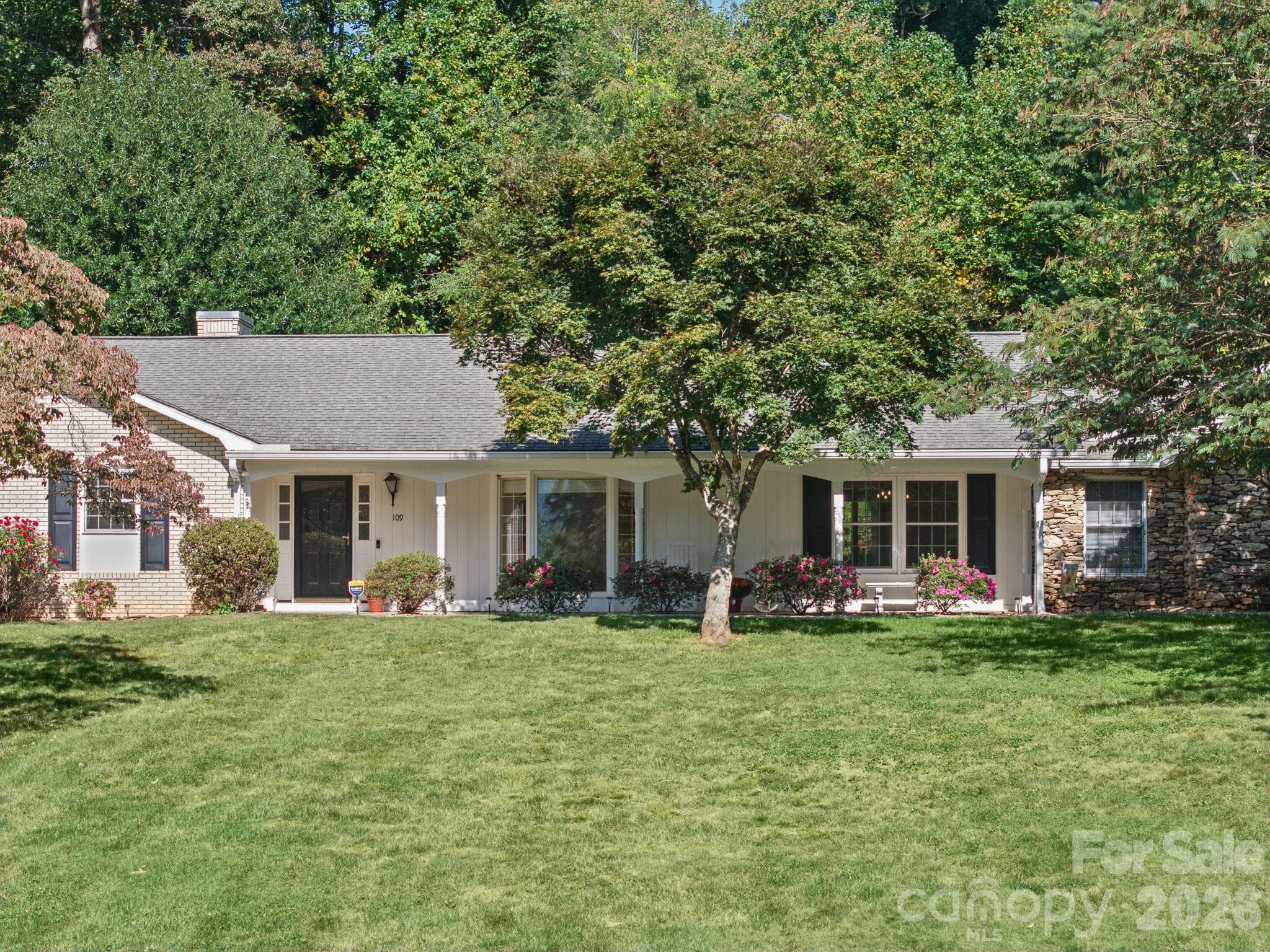 Single Family Residence at 109 Yardley Court, Hendersonville, photo 2 of 45