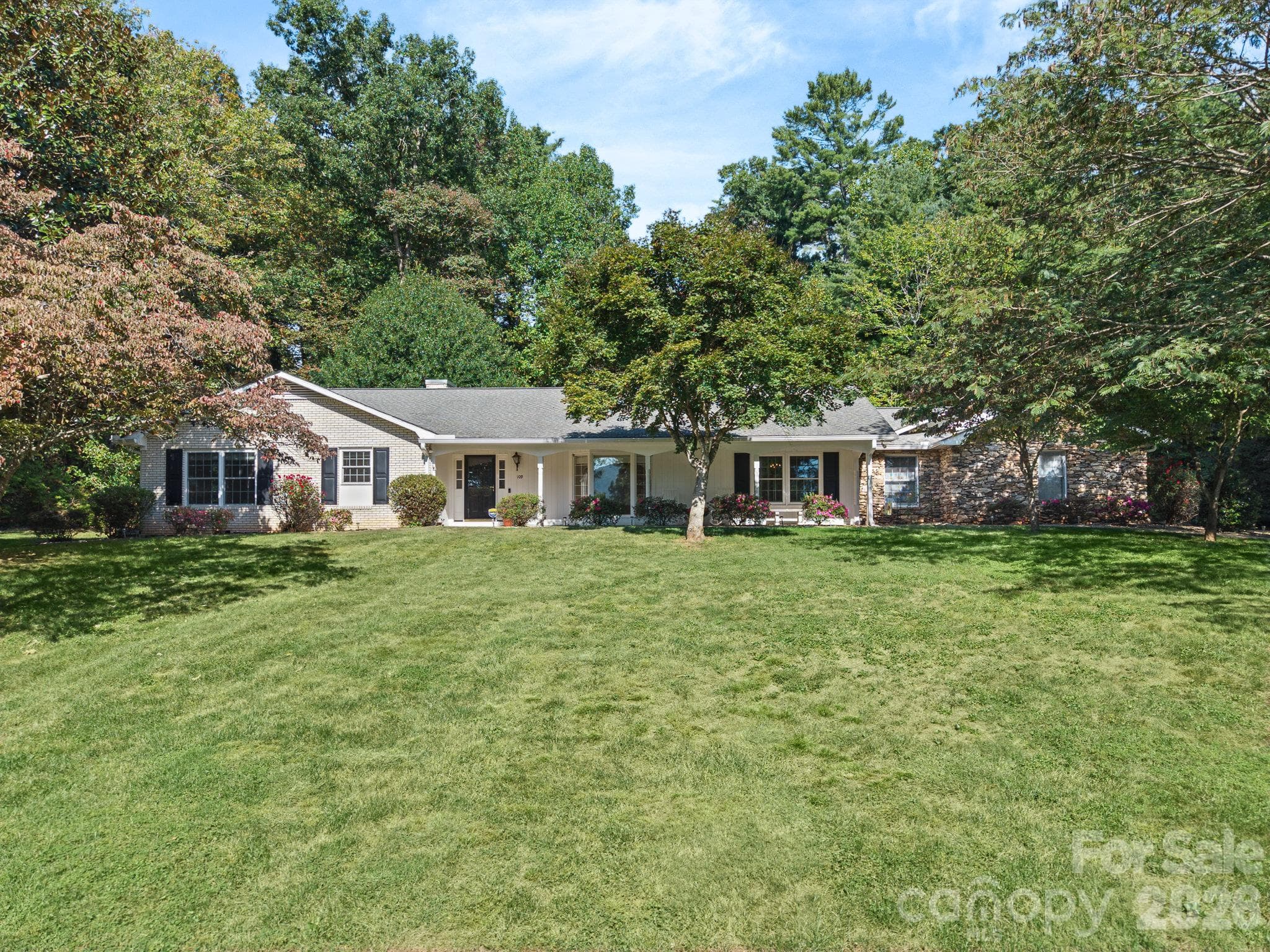 Single Family Residence at 109 Yardley Court, Hendersonville, photo 3 of 45