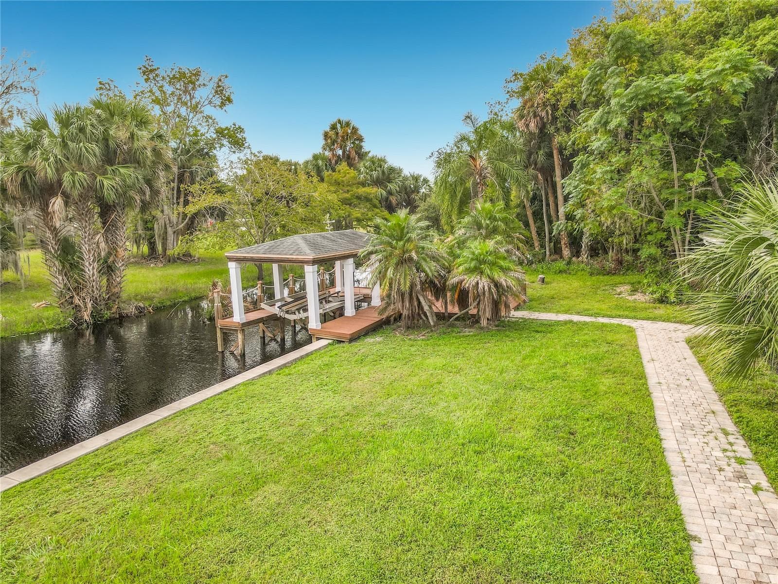 Back yard and boathouse - 1395 KETTLEDRUM TRL, ENTERPRISE