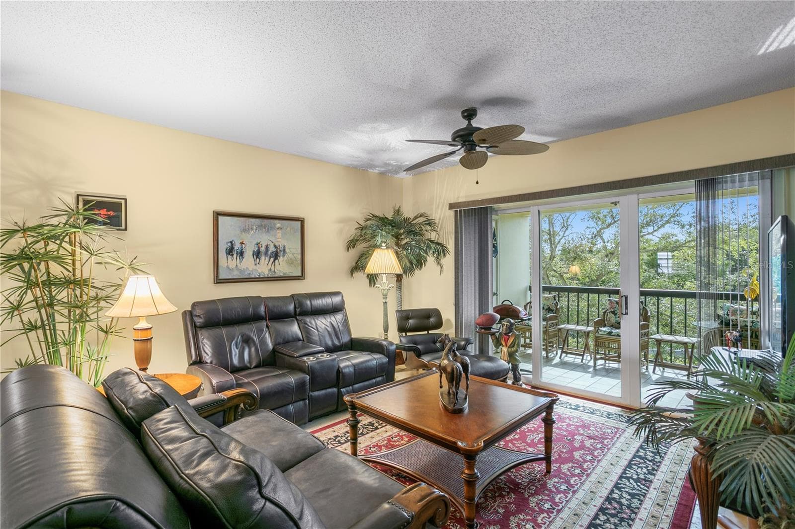A warm and welcoming living room, perfect for relaxing or gathering with loved ones - 1000 S HARBOUR ISLAND BLVD #2306, TAMPA
