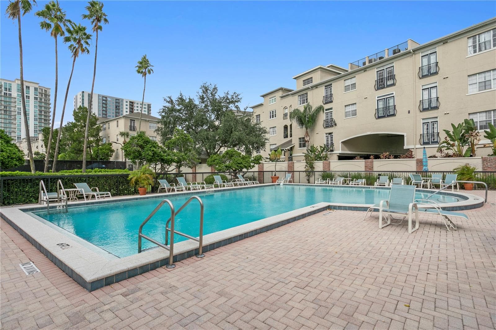The community pool offers ample seating with plenty of lounge chairs to relax and soak up the Florida sunshine. - 1000 S HARBOUR ISLAND BLVD #2306, TAMPA