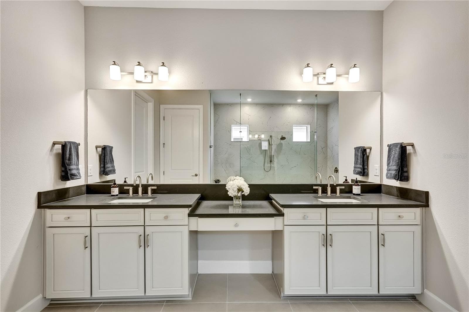 master bath dual vanities with makeup area - 15281 CONTENTA LOOP, LAKEWOOD RANCH
