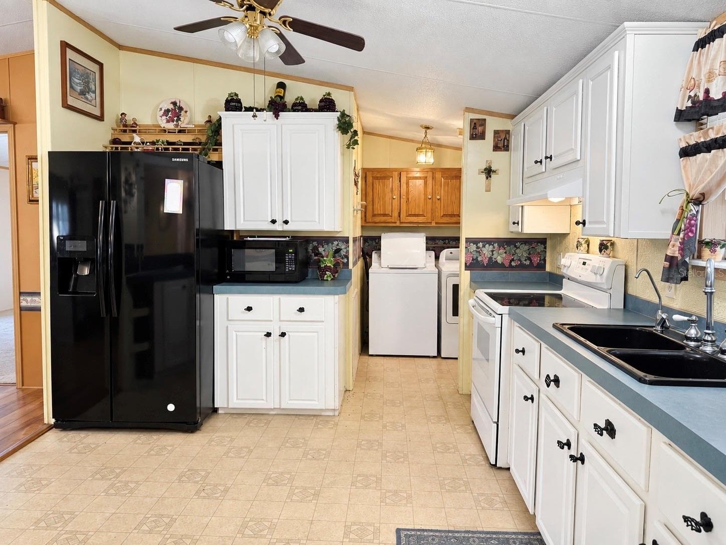 Manufactured Home at 8335 MITCHALL DR, LAKELAND, photo 8 of 25