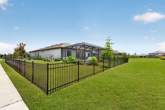 Fenced-in back yard - 15104 OXFORD GREY DR, BRADENTON