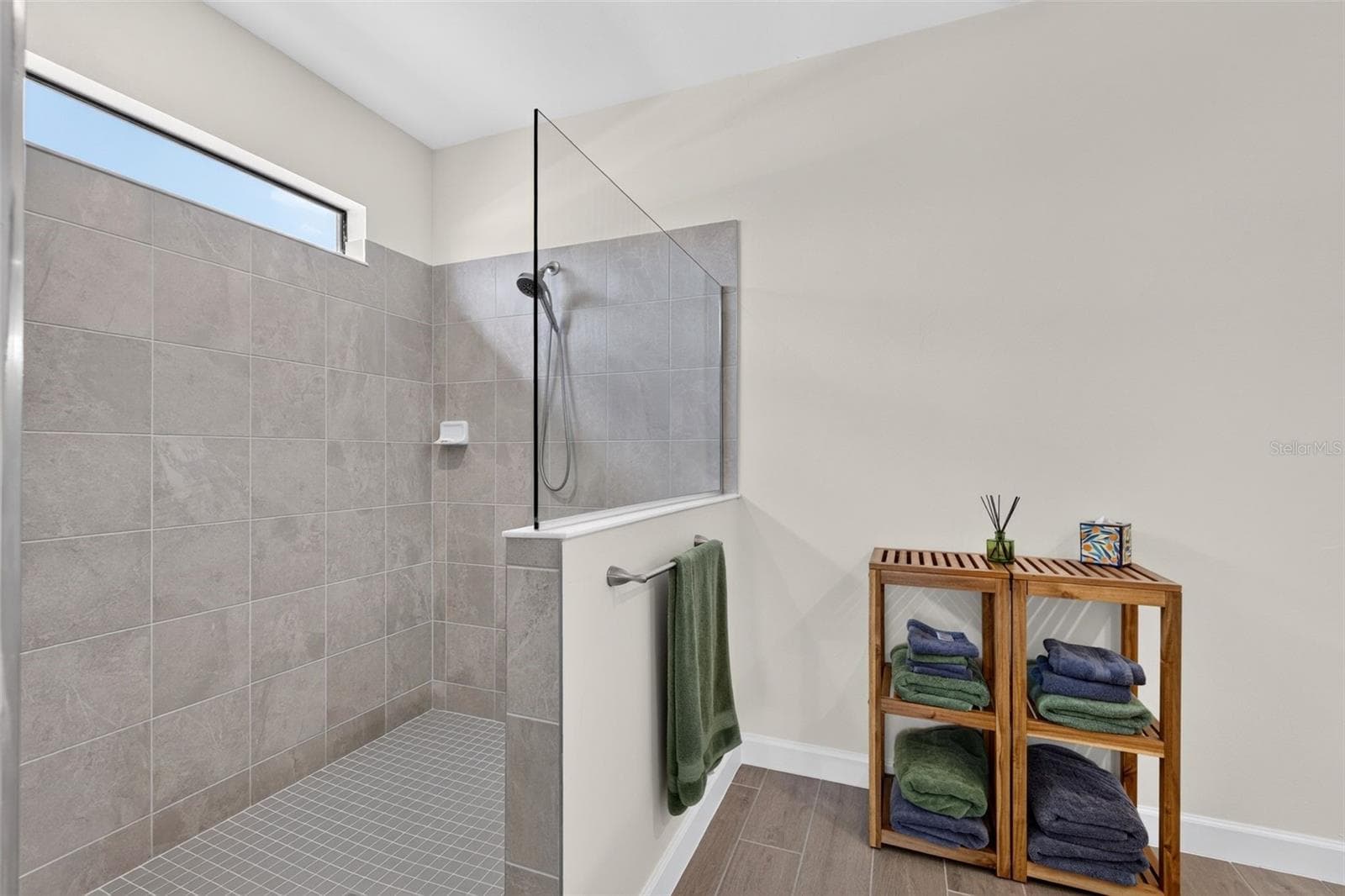 Walk-in Shower - 15104 OXFORD GREY DR, BRADENTON