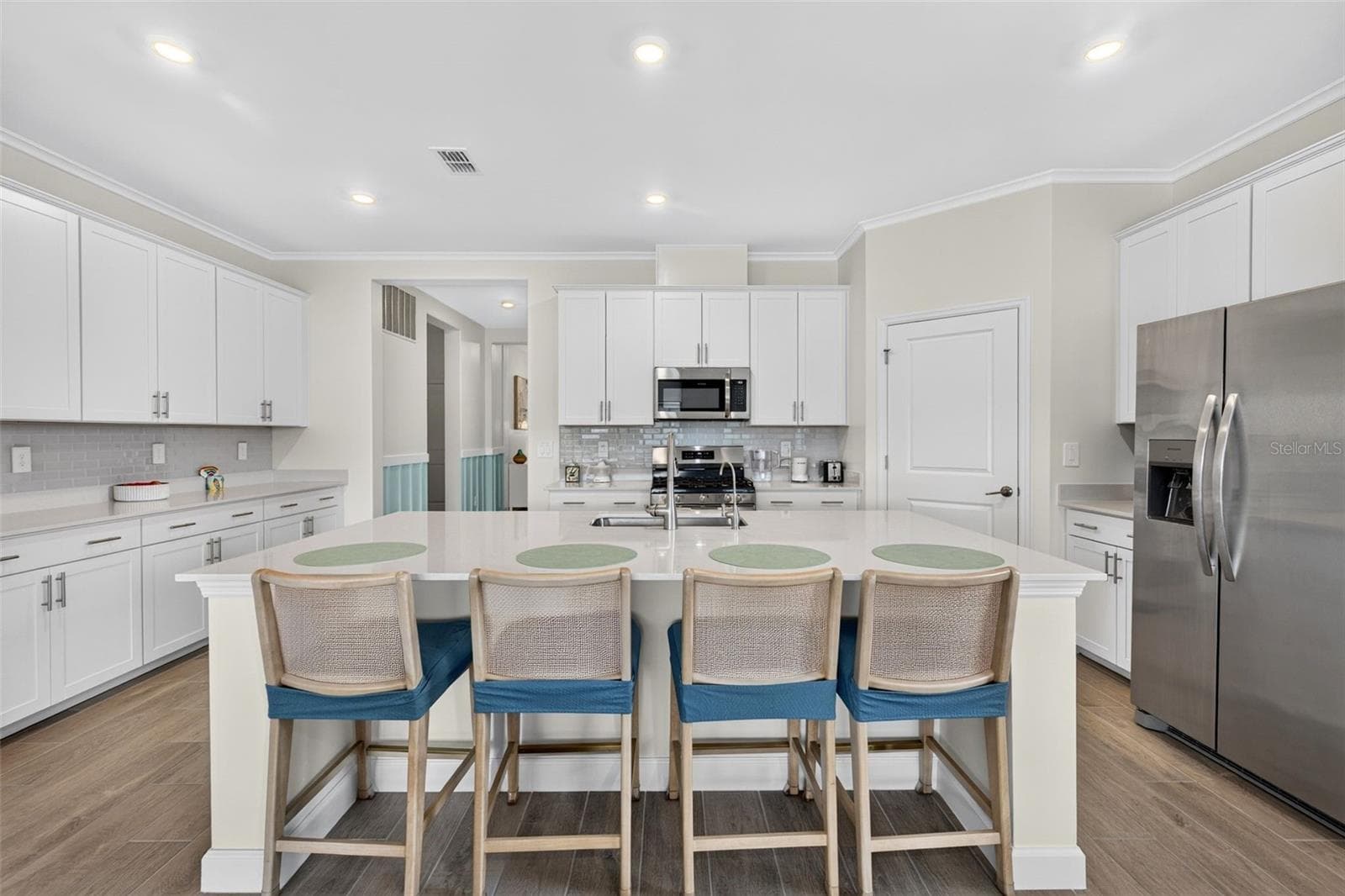 Breakfast Counter - 15104 OXFORD GREY DR, BRADENTON