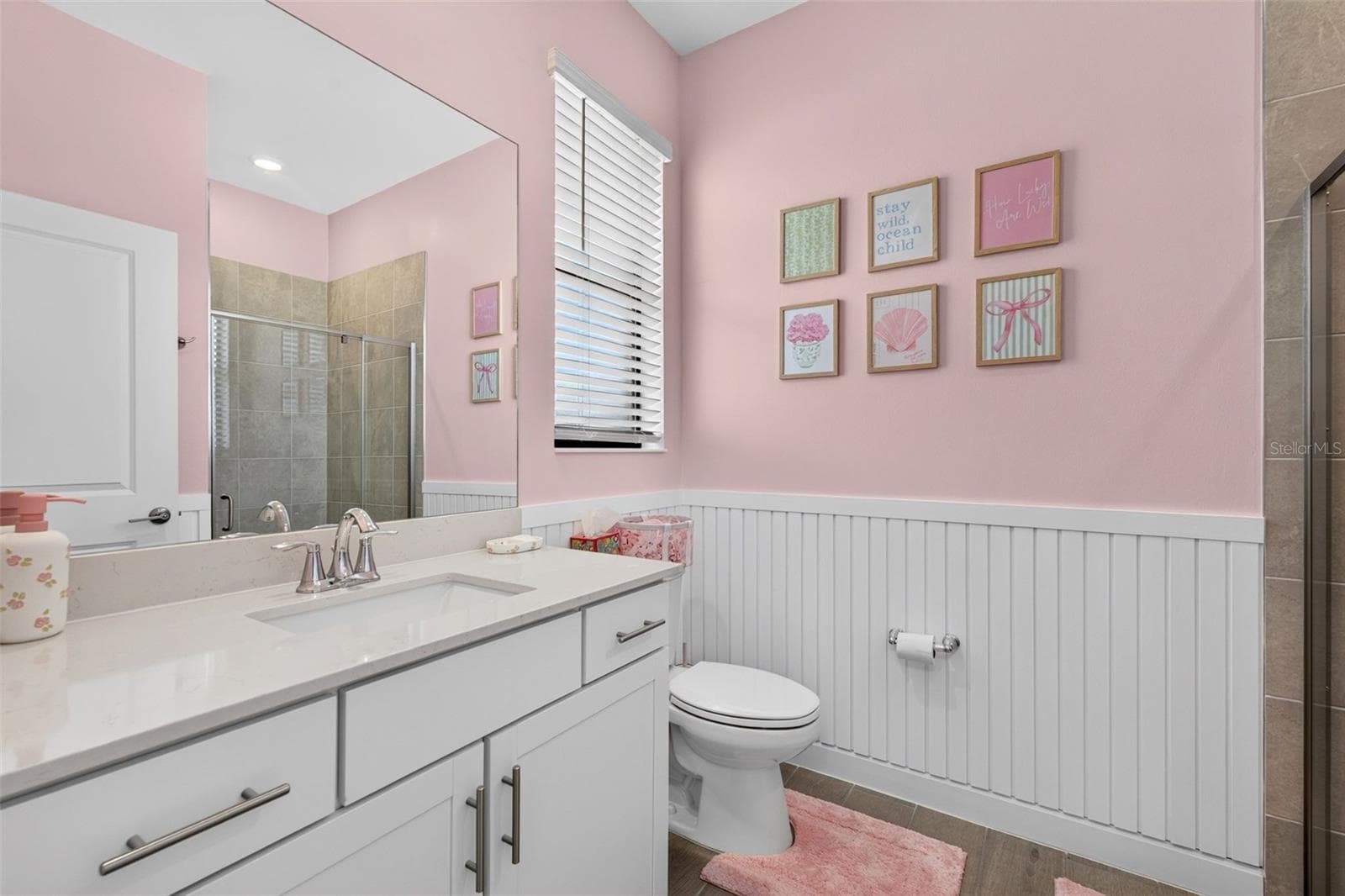 Ensuite Bath w/ walk-in shower - 15104 OXFORD GREY DR, BRADENTON