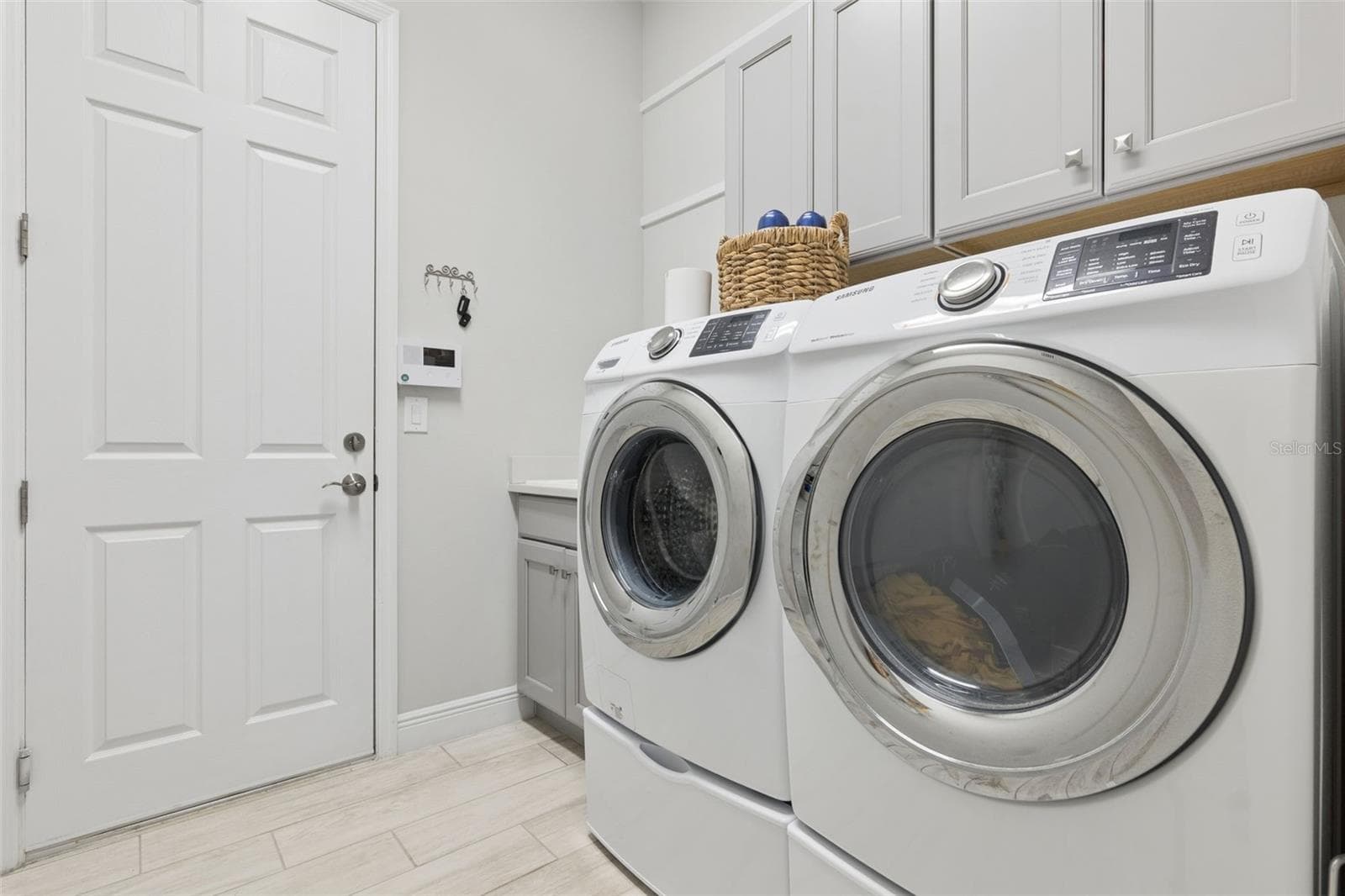 Laundry room with utility sink and cabinets - 8400 BRIDGEPORT BAY CIR, MOUNT DORA