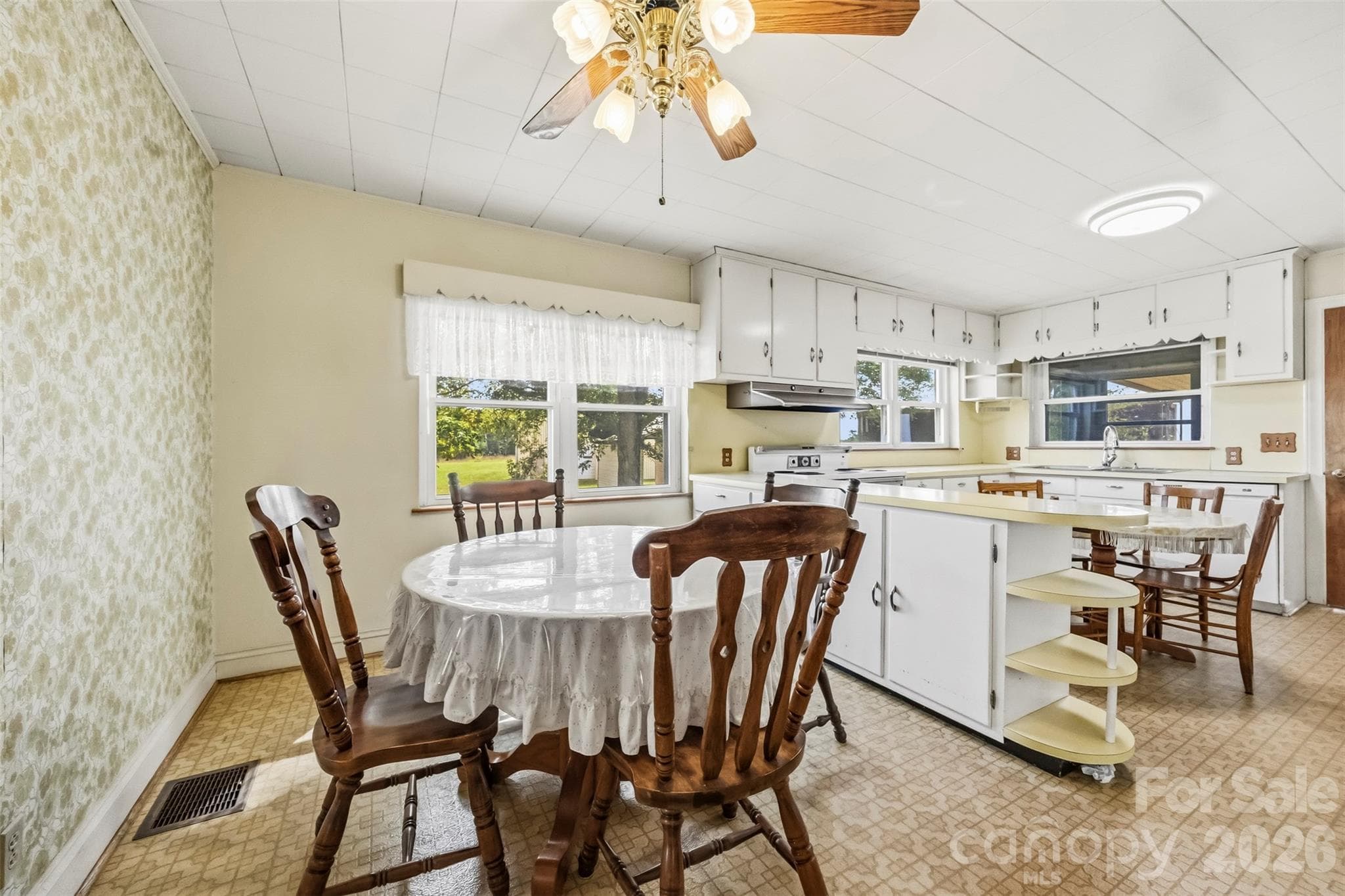 Large eat-in kitchen and breakfast area - 2925 Fallston Waco Road, Shelby