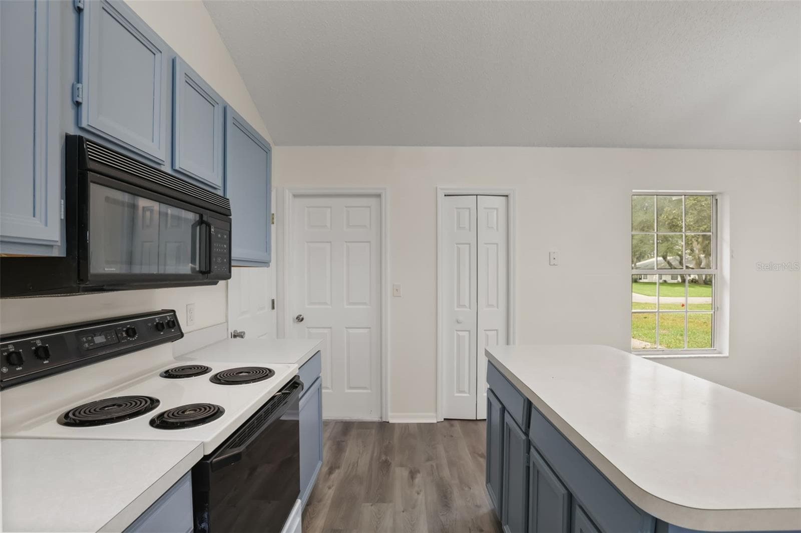Single Family Residence at 32930 INDIAN WOODS DR, LEESBURG, photo 12 of 35