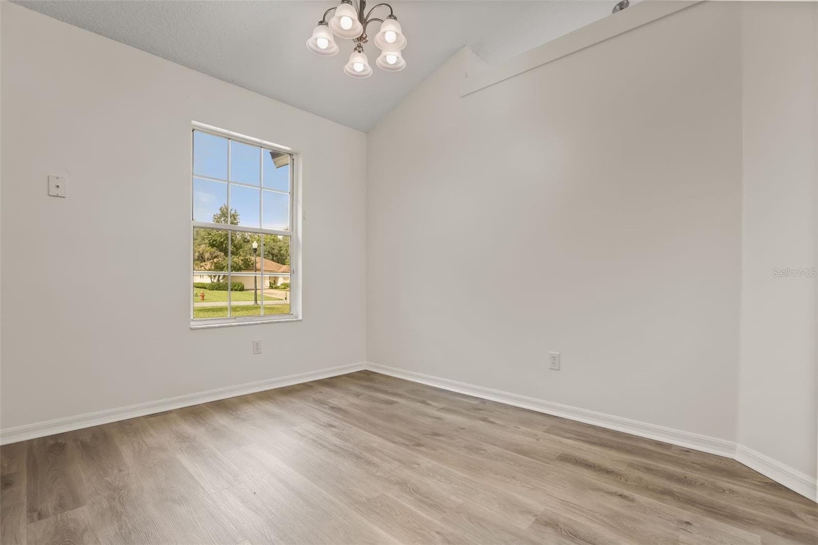 Single Family Residence at 32930 INDIAN WOODS DR, LEESBURG, photo 14 of 35