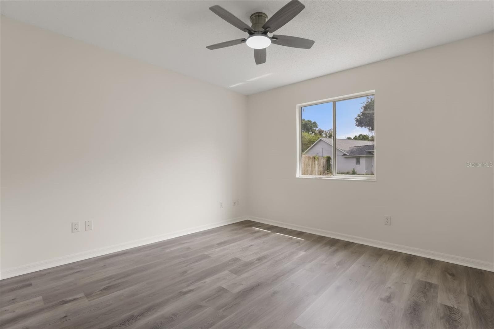 Single Family Residence at 32930 INDIAN WOODS DR, LEESBURG, photo 16 of 35