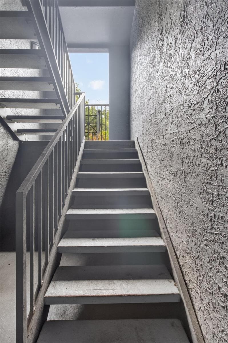 Condominium at 8513 ISLAND BREEZE LN #207, TEMPLE TERRACE, photo 4 of 27