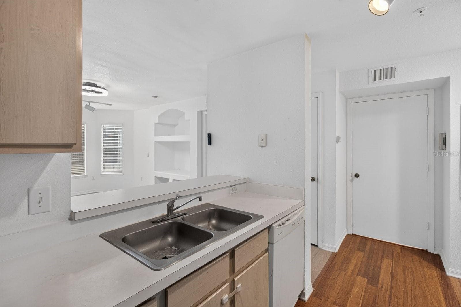 Condominium at 8513 ISLAND BREEZE LN #207, TEMPLE TERRACE, photo 9 of 27