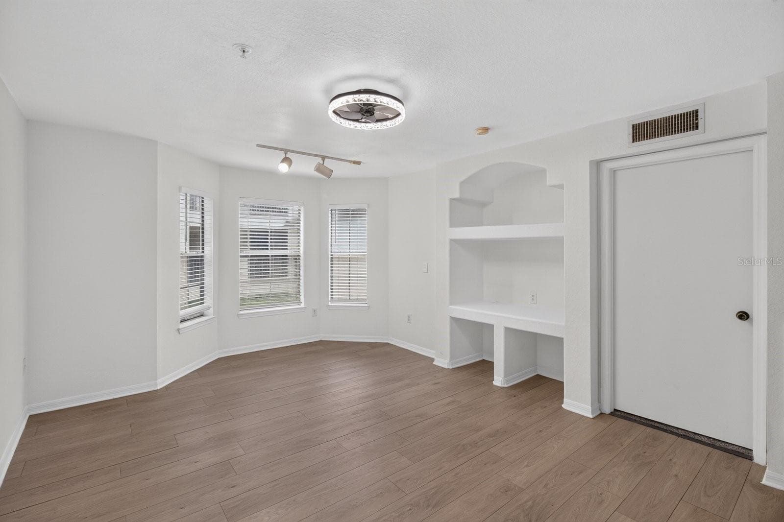 Condominium at 8513 ISLAND BREEZE LN #207, TEMPLE TERRACE, photo 11 of 27