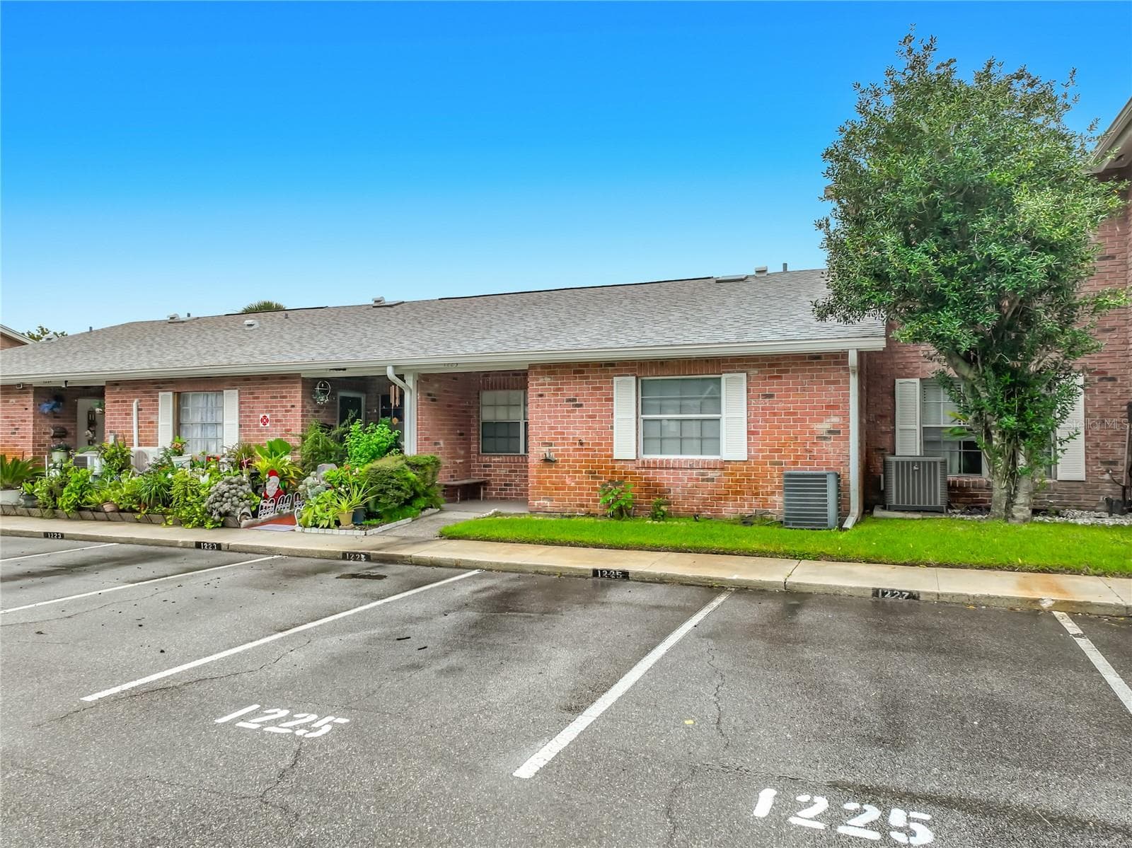 1225 CARRIAGE LN #1