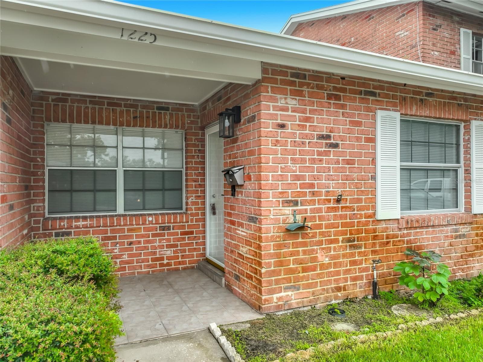 Brick exterior adds classic character to this well-maintained community. - 1225 CARRIAGE LN #1, ORLANDO