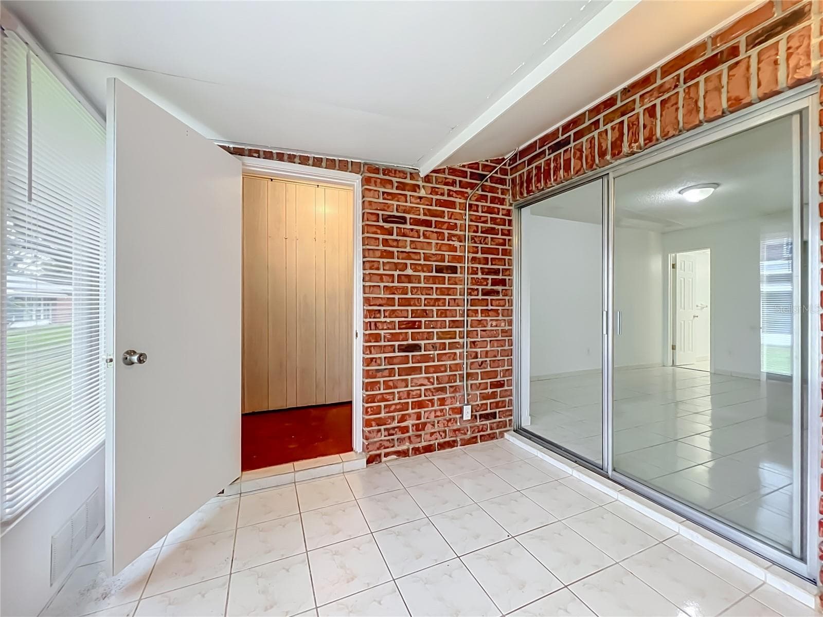 Enclosed Florida room adds valuable flexible space to enjoy year-round. - 1225 CARRIAGE LN #1, ORLANDO