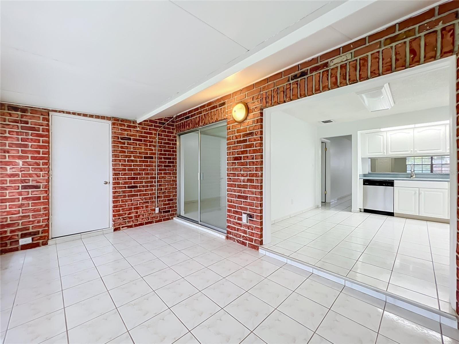 Flexible bonus space with convenient access to the kitchen and main living areas. - 1225 CARRIAGE LN #1, ORLANDO
