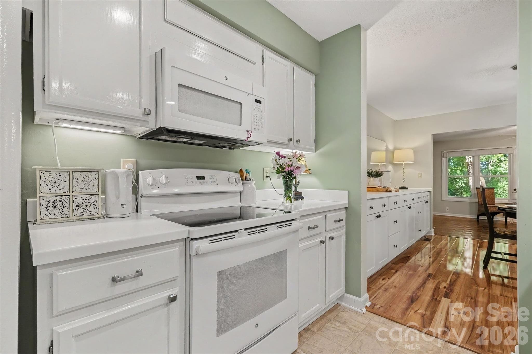 Electric stove - 2786 Dogwood Hills Court, Fort Mill