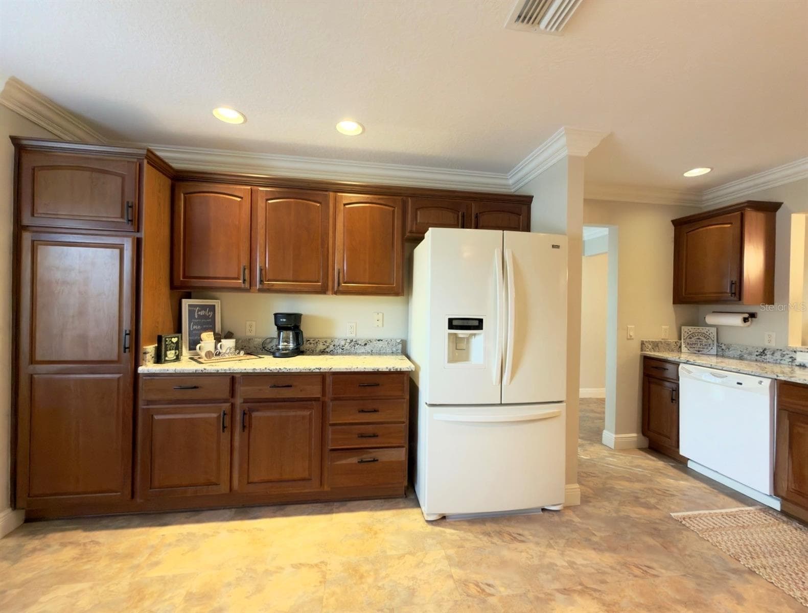Single Family Residence at 497 LITTLE RIVER PATH, THE VILLAGES, photo 6 of 33