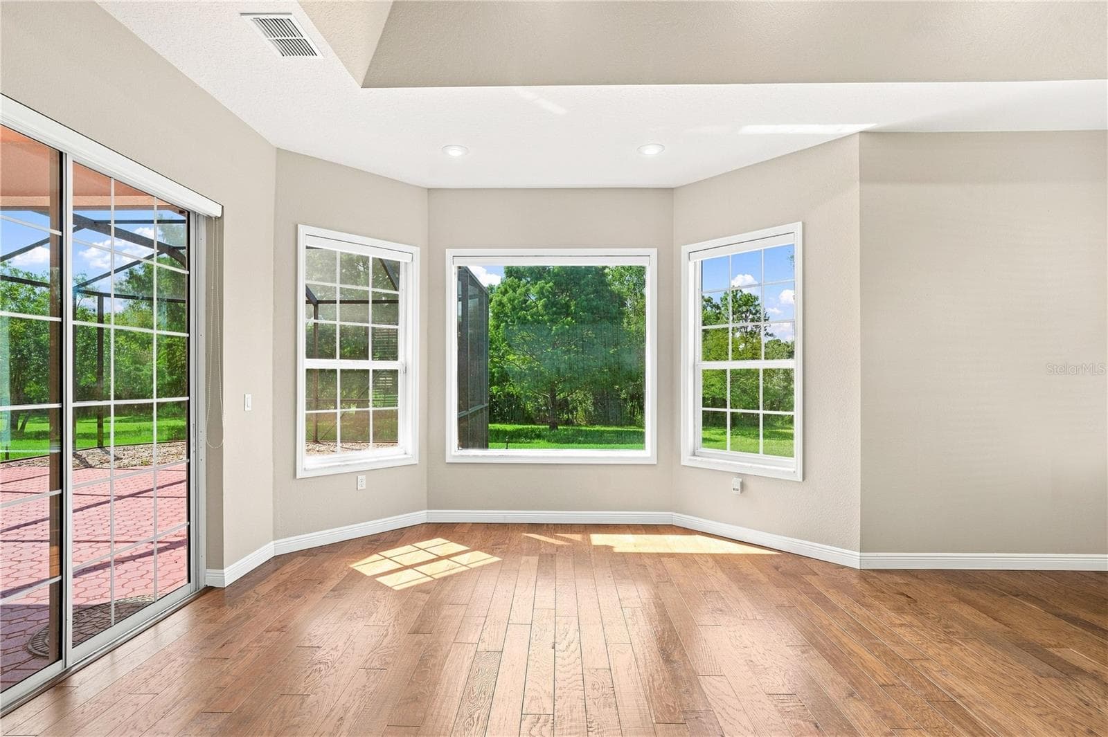 Primary Bedroom sitting area with view back private garden - 8698 MISSISSIPPI RUN, WEEKI WACHEE