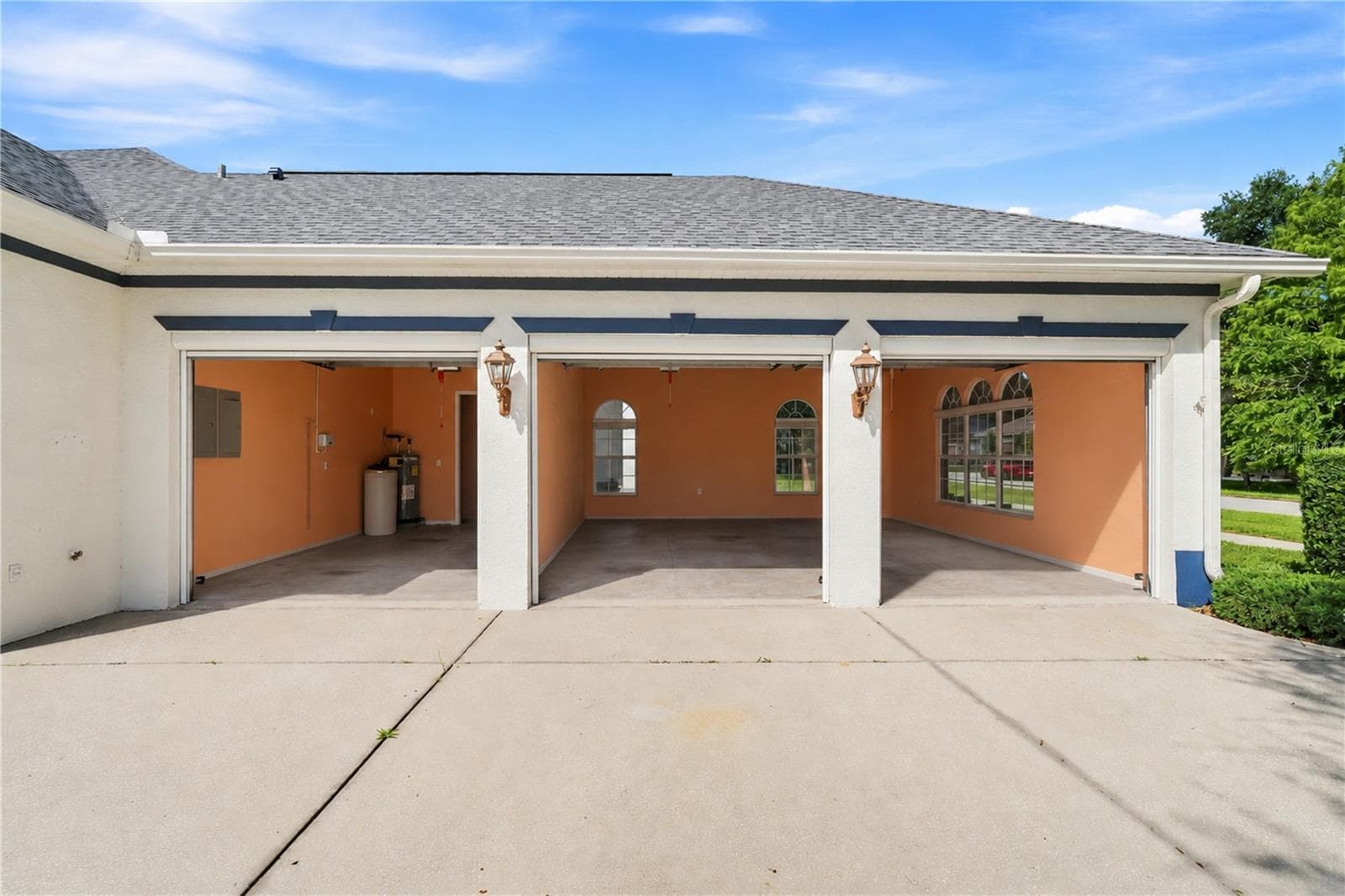 3 car garage - 8698 MISSISSIPPI RUN, WEEKI WACHEE