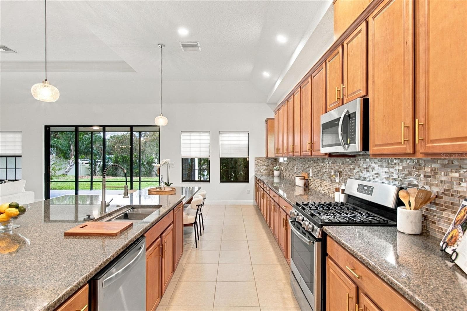 Single Family Residence at 901 GRAND CRESTA AVE, BRANDON, photo 31 of 79